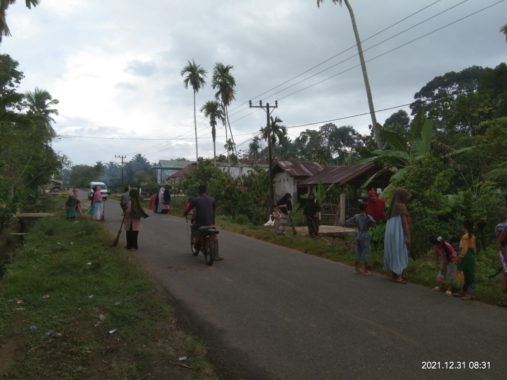 Gotong Royong Bersama Warga Gampong Desa Alue Abed